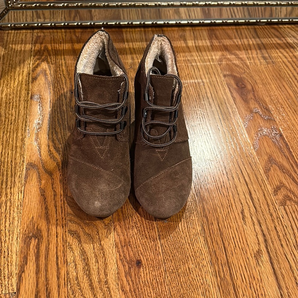 Tom’s very gently worn women’s brown wedge bootie. Very comfortable size 6